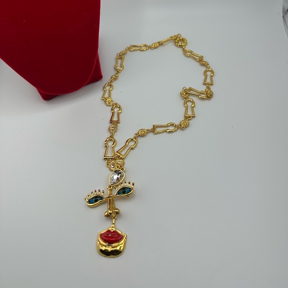 Visage Baroque Gold Artistic Face Pendant Necklace - Picture 9 of 11
